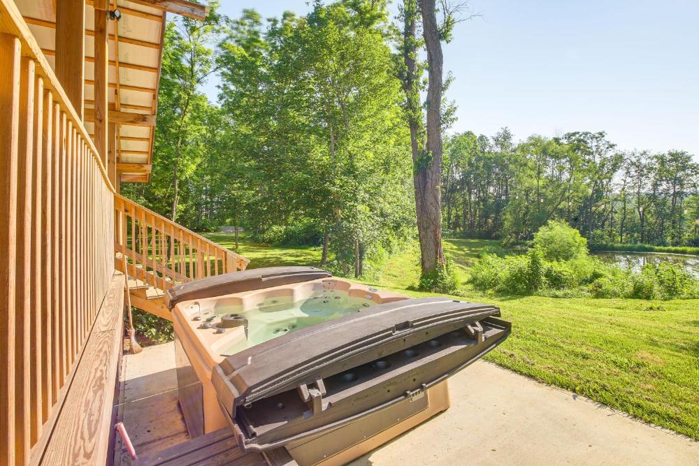 Friends and Family Rental Cabin with Hot Tub!